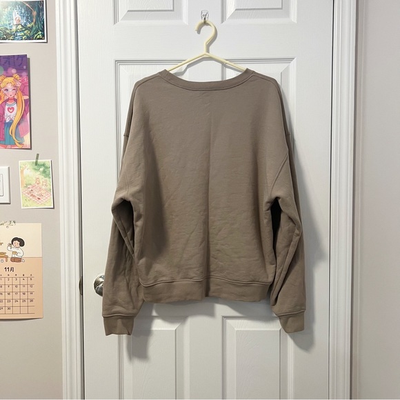 Little Puffy (Michelle Choi) | Uniform Crewneck - Picture 2 of 5